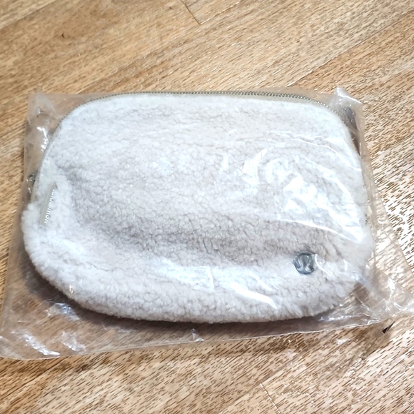 lululemon athletica Handbags - Everywhere Belt Bag Fleece